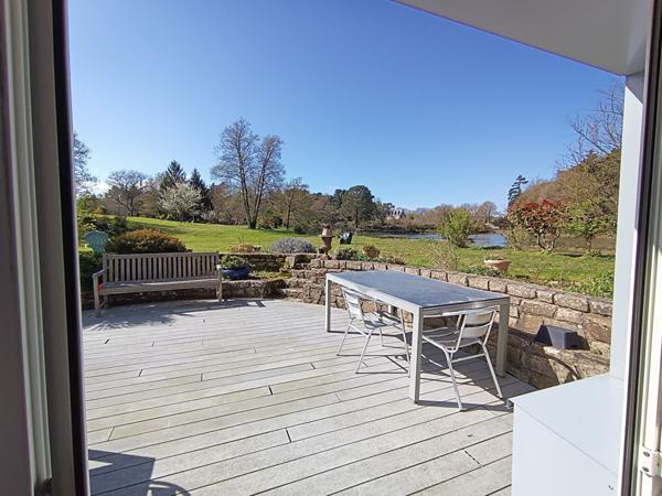 Maison de charme à Baden avec vue mer dégagée de 4 chambres et édifiée sur un terrain de plus d'1 hectare.