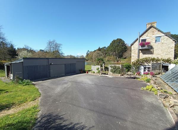 Maison de charme à Baden avec vue mer dégagée de 4 chambres et édifiée sur un terrain de plus d'1 hectare.