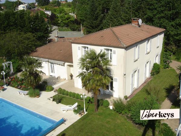 MAISON FAMILIALE DE STANDING – PISCINE CHAUFFÉE – SUITE PARENTALE – 5 CHAMBRES AVEC SALLES D’EAU – TERRAIN PARTIELLEMENT CONSTRUCTIBLE