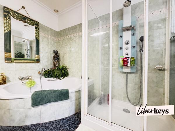 MAISON FAMILIALE DE STANDING – PISCINE CHAUFFÉE – SUITE PARENTALE – 5 CHAMBRES AVEC SALLES D’EAU – TERRAIN PARTIELLEMENT CONSTRUCTIBLE