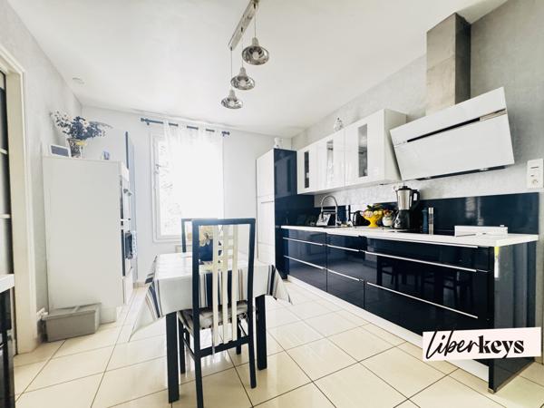 MAISON FAMILIALE DE STANDING – PISCINE CHAUFFÉE – SUITE PARENTALE – 5 CHAMBRES AVEC SALLES D’EAU – TERRAIN PARTIELLEMENT CONSTRUCTIBLE