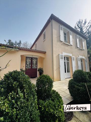 MAISON FAMILIALE DE STANDING – PISCINE CHAUFFÉE – SUITE PARENTALE – 5 CHAMBRES AVEC SALLES D’EAU – TERRAIN PARTIELLEMENT CONSTRUCTIBLE