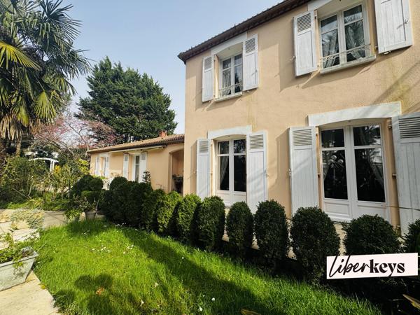 MAISON FAMILIALE DE STANDING – PISCINE CHAUFFÉE – SUITE PARENTALE – 5 CHAMBRES AVEC SALLES D’EAU – TERRAIN PARTIELLEMENT CONSTRUCTIBLE