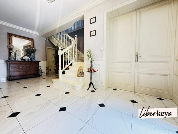 MAISON FAMILIALE DE STANDING – PISCINE CHAUFFÉE – SUITE PARENTALE – 5 CHAMBRES AVEC SALLES D’EAU – TERRAIN PARTIELLEMENT CONSTRUCTIBLE