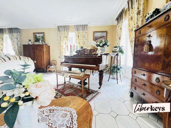 MAISON FAMILIALE DE STANDING – PISCINE CHAUFFÉE – SUITE PARENTALE – 5 CHAMBRES AVEC SALLES D’EAU – TERRAIN PARTIELLEMENT CONSTRUCTIBLE