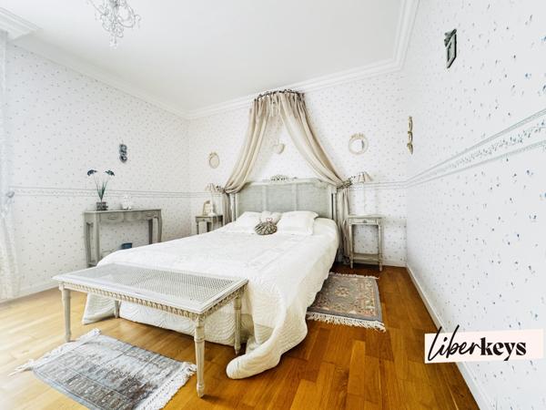 MAISON FAMILIALE DE STANDING – PISCINE CHAUFFÉE – SUITE PARENTALE – 5 CHAMBRES AVEC SALLES D’EAU – TERRAIN PARTIELLEMENT CONSTRUCTIBLE