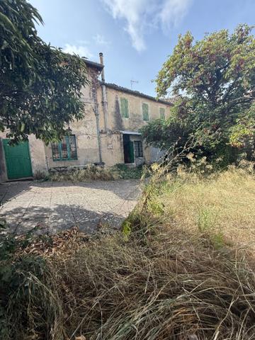 Maison de Maître à rénover au coeur du village