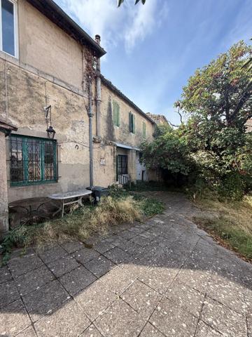 Maison de Maître à rénover au coeur du village
