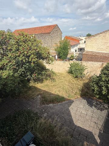 Maison de Maître à rénover au coeur du village