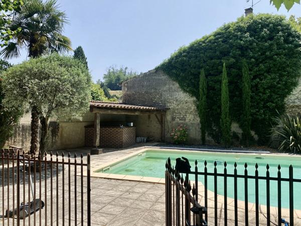 Chantemerle-les-Blés (26600) Ancienne ferme en pierres avec dépendances, piscine et jardin - proche Tain-l'Hermitage