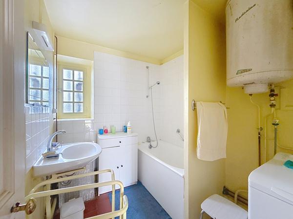 Maison Faramans 9 pièce(s) 260 m2, dépendances, potentiel,