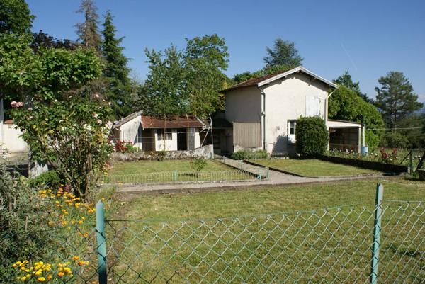 Ensemble de deux maisons hyper centre Les Avenières avec travaux.