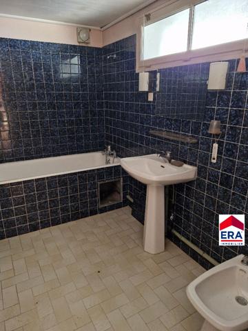 Ensemble de deux maisons hyper centre Les Avenières avec travaux.