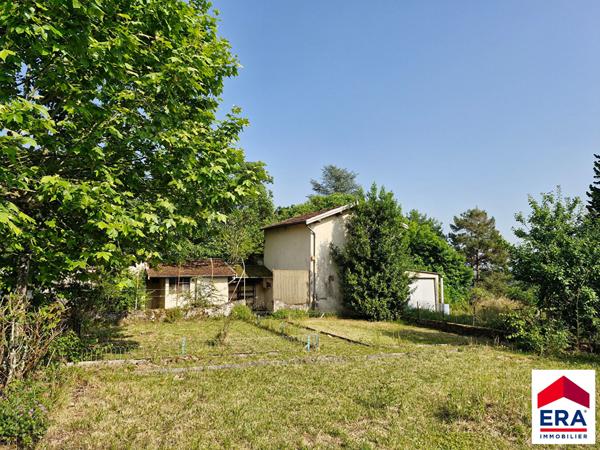Ensemble de deux maisons hyper centre Les Avenières avec travaux.