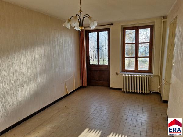 Ensemble de deux maisons hyper centre Les Avenières avec travaux.