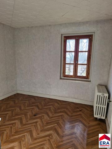 Ensemble de deux maisons hyper centre Les Avenières avec travaux.