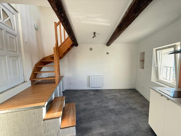 Maison de village à Velaux 2 pièce(s) 27.9 m2, séjour avec cuisine ouverte, 1 chambre, cave. Centre ville