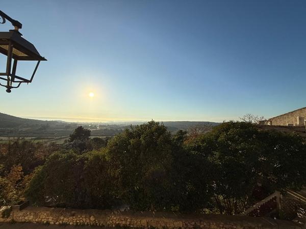 Maison de village à Velaux 2 pièce(s) 27.9 m2, séjour avec cuisine ouverte, 1 chambre, cave. Centre ville