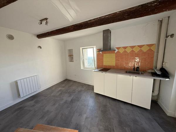 Maison de village à Velaux 2 pièce(s) 27.9 m2, séjour avec cuisine ouverte, 1 chambre, cave. Centre ville