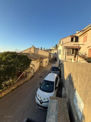 Maison de village à Velaux 2 pièce(s) 27.9 m2, séjour avec cuisine ouverte, 1 chambre, cave. Centre ville