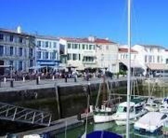 La vue sur la mer , la luminosité , la ville sur l ile de ré ! pres du port !