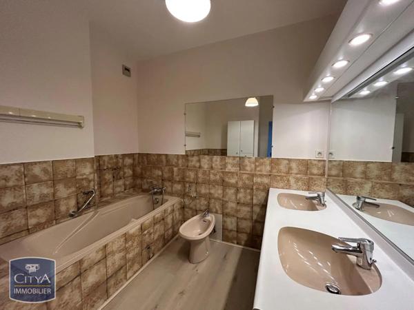 Appartement à louer 5 pièces 127.95m²