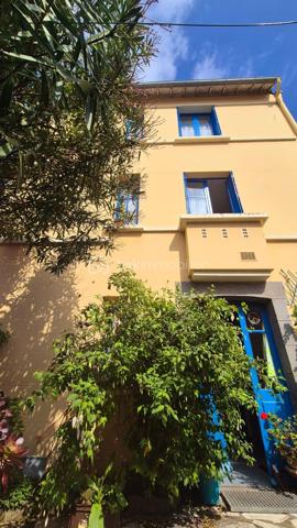 Située au cœur du quartier de Saint-Servan, proche Lycée Charcot, à seulement 6 minutes à pied de la plage des Bas Sablons et à 3 minutes en voiture d’Intra-Muros, cette maison de 139 m² séduira par son authenticité et son potentiel.

Dès l’entrée, vous profitez d’espaces fonctionnels : cellier, buanderie, coin douche pratique après la plage, ainsi qu’un garage isolé de 20 m² donnant sur une agréable cour close, idéale pour les beaux jours. Au premier étage, la pièce de vie avec parquet ancien, moulures et cheminée. À côté, une cuisine aménagée vient compléter l’espace. À l’étage supérieur, trois chambres accueillent, dont une avec cheminée et toilettes privatives, ainsi qu’une salle d’eau. Sous les toits, une grande chambre esprit dortoir avec point d’eau, accompagnée d’un grenier laissant entrevoir de nouvelles possibilités d’aménagement.

La maison bénéficie d’une toiture neuve, d’une façade récemment rafraîchie et d’un intérieur entièrement repeint. Des travaux restent à prévoir (électricité, menuiseries), mais le potentiel et le charme de ce bien rare en font une opportunité unique.