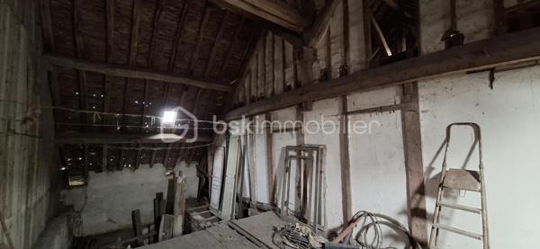À vendre :  offrant un fort potentiel de réhabilitation  cette bâtisse est implantée dans un cadre authentique et verdoyant bordé d'un cours d'eau. 
Ce bien atypique séduira les porteurs de projet idéal pour une activité artisanale, atelier, espace de stockage (boxes)
Le bâtiment développe environ 235 m² de surface sur deux niveaux auxquels s’ajoute un grenier exploitable, offrant de nombreuses possibilités d’aménagement selon vos envies.
Il est idéalement situé près des axes routiers
L’ensemble nécessite des travaux de rénovation importants 

Points forts :
Environ 235 m² de surface + grenier
Fort potentiel de réhabilitation ouvrant possibilité multiple projets
Un terrain de + de 1000 m2