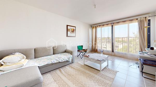 //VISITE VIRTUELLE SUR DEMANDE (meublée et démeublée)\\

Découvrez cet appartement d’environ 45 m², situé au sein d’une résidence sécurisée entièrement rénovée. Déjà loué, ce bien représente une excellente opportunité d’investissement avec des revenus locatifs immédiats et une gestion simplifiée.

L’appartement se compose d’un séjour lumineux, d’une cuisine fonctionnelle, d’une chambre confortable, d’une salle de bains, d’un WC indépendant ainsi que d’un espace de rangement pratique (cagibi). Une cave complète également ce bien.

Un emplacement pratique et recherché :
• École élémentaire et lycée au pied de la résidence,
• Parking et espaces verts immédiats,
• Gare de Montargis toute proche, permettant de rejoindre Paris en environ 1 heure.

Les atouts : résidence rénovée, locataire en place, absence de vacance locative et potentiel de rendement attractif.


Une opportunité clé en main pour développer votre patrimoine sans vacance locative.

Loyer : 650€ CC
Taxe foncière 2025 : 1317€
__