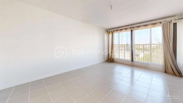 //VISITE VIRTUELLE SUR DEMANDE (meublée et démeublée)\\

Découvrez cet appartement d’environ 45 m², situé au sein d’une résidence sécurisée entièrement rénovée. Déjà loué, ce bien représente une excellente opportunité d’investissement avec des revenus locatifs immédiats et une gestion simplifiée.

L’appartement se compose d’un séjour lumineux, d’une cuisine fonctionnelle, d’une chambre confortable, d’une salle de bains, d’un WC indépendant ainsi que d’un espace de rangement pratique (cagibi). Une cave complète également ce bien.

Un emplacement pratique et recherché :
• École élémentaire et lycée au pied de la résidence,
• Parking et espaces verts immédiats,
• Gare de Montargis toute proche, permettant de rejoindre Paris en environ 1 heure.

Les atouts : résidence rénovée, locataire en place, absence de vacance locative et potentiel de rendement attractif.


Une opportunité clé en main pour développer votre patrimoine sans vacance locative.

Loyer : 650€ CC
Taxe foncière 2025 : 1317€
__
