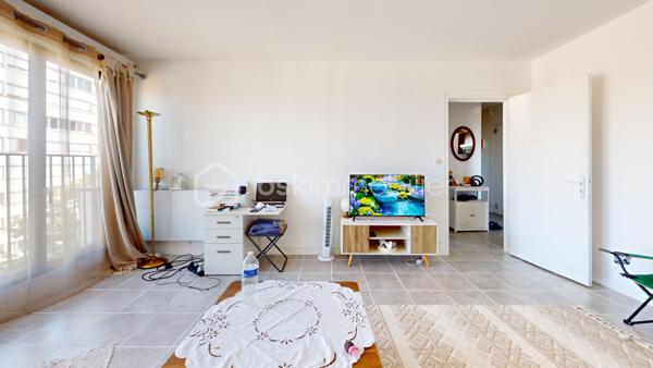 //VISITE VIRTUELLE SUR DEMANDE (meublée et démeublée)\\

Découvrez cet appartement d’environ 45 m², situé au sein d’une résidence sécurisée entièrement rénovée. Déjà loué, ce bien représente une excellente opportunité d’investissement avec des revenus locatifs immédiats et une gestion simplifiée.

L’appartement se compose d’un séjour lumineux, d’une cuisine fonctionnelle, d’une chambre confortable, d’une salle de bains, d’un WC indépendant ainsi que d’un espace de rangement pratique (cagibi). Une cave complète également ce bien.

Un emplacement pratique et recherché :
• École élémentaire et lycée au pied de la résidence,
• Parking et espaces verts immédiats,
• Gare de Montargis toute proche, permettant de rejoindre Paris en environ 1 heure.

Les atouts : résidence rénovée, locataire en place, absence de vacance locative et potentiel de rendement attractif.


Une opportunité clé en main pour développer votre patrimoine sans vacance locative.

Loyer : 650€ CC
Taxe foncière 2025 : 1317€
__