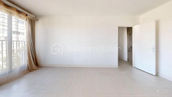 //VISITE VIRTUELLE SUR DEMANDE (meublée et démeublée)\\

Découvrez cet appartement d’environ 45 m², situé au sein d’une résidence sécurisée entièrement rénovée. Déjà loué, ce bien représente une excellente opportunité d’investissement avec des revenus locatifs immédiats et une gestion simplifiée.

L’appartement se compose d’un séjour lumineux, d’une cuisine fonctionnelle, d’une chambre confortable, d’une salle de bains, d’un WC indépendant ainsi que d’un espace de rangement pratique (cagibi). Une cave complète également ce bien.

Un emplacement pratique et recherché :
• École élémentaire et lycée au pied de la résidence,
• Parking et espaces verts immédiats,
• Gare de Montargis toute proche, permettant de rejoindre Paris en environ 1 heure.

Les atouts : résidence rénovée, locataire en place, absence de vacance locative et potentiel de rendement attractif.


Une opportunité clé en main pour développer votre patrimoine sans vacance locative.

Loyer : 650€ CC
Taxe foncière 2025 : 1317€
__