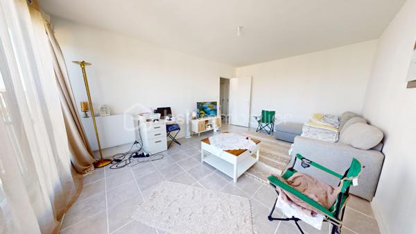 //VISITE VIRTUELLE SUR DEMANDE (meublée et démeublée)\\

Découvrez cet appartement d’environ 45 m², situé au sein d’une résidence sécurisée entièrement rénovée. Déjà loué, ce bien représente une excellente opportunité d’investissement avec des revenus locatifs immédiats et une gestion simplifiée.

L’appartement se compose d’un séjour lumineux, d’une cuisine fonctionnelle, d’une chambre confortable, d’une salle de bains, d’un WC indépendant ainsi que d’un espace de rangement pratique (cagibi). Une cave complète également ce bien.

Un emplacement pratique et recherché :
• École élémentaire et lycée au pied de la résidence,
• Parking et espaces verts immédiats,
• Gare de Montargis toute proche, permettant de rejoindre Paris en environ 1 heure.

Les atouts : résidence rénovée, locataire en place, absence de vacance locative et potentiel de rendement attractif.


Une opportunité clé en main pour développer votre patrimoine sans vacance locative.

Loyer : 650€ CC
Taxe foncière 2025 : 1317€
__