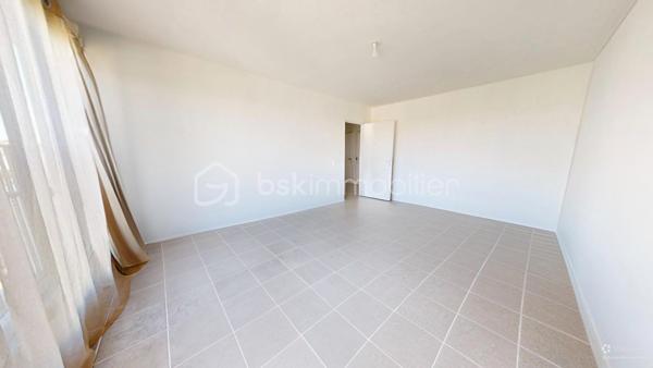//VISITE VIRTUELLE SUR DEMANDE (meublée et démeublée)\\

Découvrez cet appartement d’environ 45 m², situé au sein d’une résidence sécurisée entièrement rénovée. Déjà loué, ce bien représente une excellente opportunité d’investissement avec des revenus locatifs immédiats et une gestion simplifiée.

L’appartement se compose d’un séjour lumineux, d’une cuisine fonctionnelle, d’une chambre confortable, d’une salle de bains, d’un WC indépendant ainsi que d’un espace de rangement pratique (cagibi). Une cave complète également ce bien.

Un emplacement pratique et recherché :
• École élémentaire et lycée au pied de la résidence,
• Parking et espaces verts immédiats,
• Gare de Montargis toute proche, permettant de rejoindre Paris en environ 1 heure.

Les atouts : résidence rénovée, locataire en place, absence de vacance locative et potentiel de rendement attractif.


Une opportunité clé en main pour développer votre patrimoine sans vacance locative.

Loyer : 650€ CC
Taxe foncière 2025 : 1317€
__
