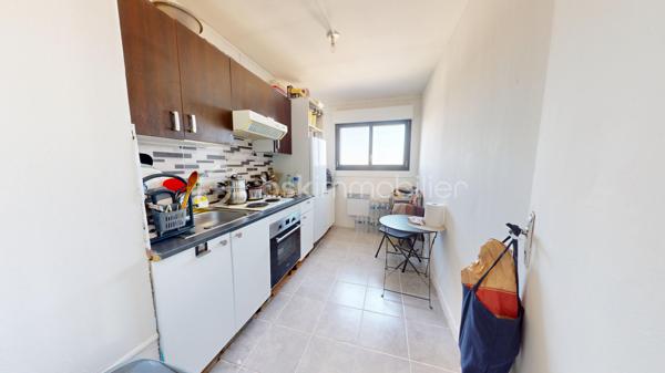 //VISITE VIRTUELLE SUR DEMANDE (meublée et démeublée)\\

Découvrez cet appartement d’environ 45 m², situé au sein d’une résidence sécurisée entièrement rénovée. Déjà loué, ce bien représente une excellente opportunité d’investissement avec des revenus locatifs immédiats et une gestion simplifiée.

L’appartement se compose d’un séjour lumineux, d’une cuisine fonctionnelle, d’une chambre confortable, d’une salle de bains, d’un WC indépendant ainsi que d’un espace de rangement pratique (cagibi). Une cave complète également ce bien.

Un emplacement pratique et recherché :
• École élémentaire et lycée au pied de la résidence,
• Parking et espaces verts immédiats,
• Gare de Montargis toute proche, permettant de rejoindre Paris en environ 1 heure.

Les atouts : résidence rénovée, locataire en place, absence de vacance locative et potentiel de rendement attractif.


Une opportunité clé en main pour développer votre patrimoine sans vacance locative.

Loyer : 650€ CC
Taxe foncière 2025 : 1317€
__