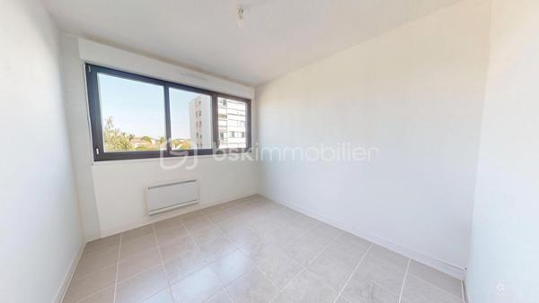 //VISITE VIRTUELLE SUR DEMANDE (meublée et démeublée)\\

Découvrez cet appartement d’environ 45 m², situé au sein d’une résidence sécurisée entièrement rénovée. Déjà loué, ce bien représente une excellente opportunité d’investissement avec des revenus locatifs immédiats et une gestion simplifiée.

L’appartement se compose d’un séjour lumineux, d’une cuisine fonctionnelle, d’une chambre confortable, d’une salle de bains, d’un WC indépendant ainsi que d’un espace de rangement pratique (cagibi). Une cave complète également ce bien.

Un emplacement pratique et recherché :
• École élémentaire et lycée au pied de la résidence,
• Parking et espaces verts immédiats,
• Gare de Montargis toute proche, permettant de rejoindre Paris en environ 1 heure.

Les atouts : résidence rénovée, locataire en place, absence de vacance locative et potentiel de rendement attractif.


Une opportunité clé en main pour développer votre patrimoine sans vacance locative.

Loyer : 650€ CC
Taxe foncière 2025 : 1317€
__