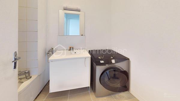 //VISITE VIRTUELLE SUR DEMANDE (meublée et démeublée)\\

Découvrez cet appartement d’environ 45 m², situé au sein d’une résidence sécurisée entièrement rénovée. Déjà loué, ce bien représente une excellente opportunité d’investissement avec des revenus locatifs immédiats et une gestion simplifiée.

L’appartement se compose d’un séjour lumineux, d’une cuisine fonctionnelle, d’une chambre confortable, d’une salle de bains, d’un WC indépendant ainsi que d’un espace de rangement pratique (cagibi). Une cave complète également ce bien.

Un emplacement pratique et recherché :
• École élémentaire et lycée au pied de la résidence,
• Parking et espaces verts immédiats,
• Gare de Montargis toute proche, permettant de rejoindre Paris en environ 1 heure.

Les atouts : résidence rénovée, locataire en place, absence de vacance locative et potentiel de rendement attractif.


Une opportunité clé en main pour développer votre patrimoine sans vacance locative.

Loyer : 650€ CC
Taxe foncière 2025 : 1317€
__