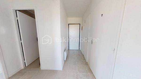 //VISITE VIRTUELLE SUR DEMANDE (meublée et démeublée)\\

Découvrez cet appartement d’environ 45 m², situé au sein d’une résidence sécurisée entièrement rénovée. Déjà loué, ce bien représente une excellente opportunité d’investissement avec des revenus locatifs immédiats et une gestion simplifiée.

L’appartement se compose d’un séjour lumineux, d’une cuisine fonctionnelle, d’une chambre confortable, d’une salle de bains, d’un WC indépendant ainsi que d’un espace de rangement pratique (cagibi). Une cave complète également ce bien.

Un emplacement pratique et recherché :
• École élémentaire et lycée au pied de la résidence,
• Parking et espaces verts immédiats,
• Gare de Montargis toute proche, permettant de rejoindre Paris en environ 1 heure.

Les atouts : résidence rénovée, locataire en place, absence de vacance locative et potentiel de rendement attractif.


Une opportunité clé en main pour développer votre patrimoine sans vacance locative.

Loyer : 650€ CC
Taxe foncière 2025 : 1317€
__