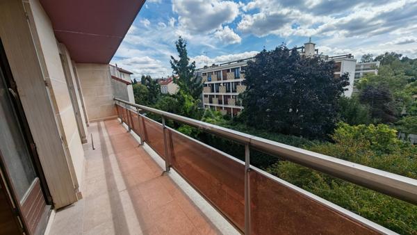 ,Appartement familial proche gare  F4 avec balcon et parking