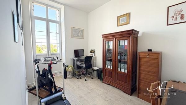 Parthenay secteur gare - Maison rénovée 155 m², 4 chambres, jardin clos et grenier aménageable