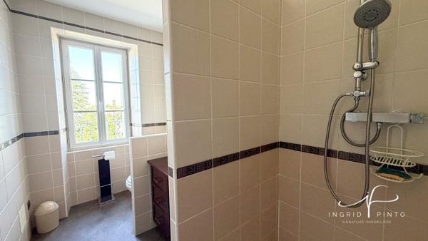 Parthenay secteur gare - Maison rénovée 155 m², 4 chambres, jardin clos et grenier aménageable
