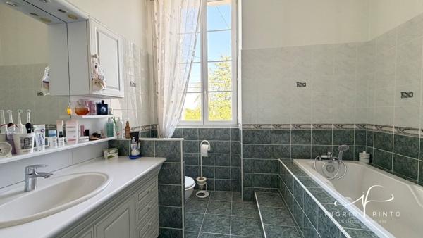 Parthenay secteur gare - Maison rénovée 155 m², 4 chambres, jardin clos et grenier aménageable