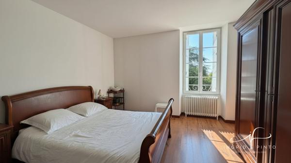 Parthenay secteur gare - Maison rénovée 155 m², 4 chambres, jardin clos et grenier aménageable