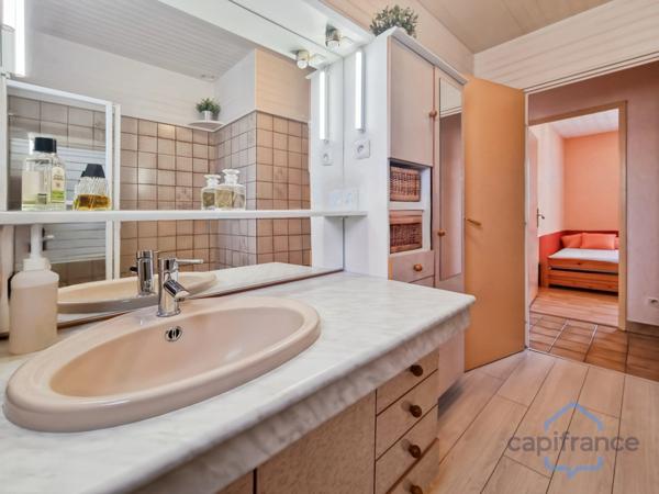 Villa individuelle de 222m² avec 8 pièces + une véranda sur un terrain arboré d’environ 830m² - Piscine