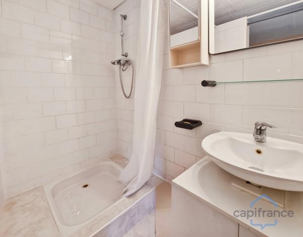 Villa individuelle de 222m² avec 8 pièces + une véranda sur un terrain arboré d’environ 830m² - Piscine