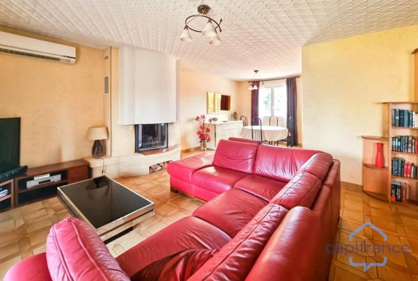 Villa individuelle de 222m² avec 8 pièces + une véranda sur un terrain arboré d’environ 830m² - Piscine