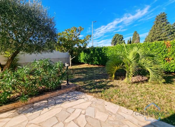 Villa individuelle de 222m² avec 8 pièces + une véranda sur un terrain arboré d’environ 830m² - Piscine