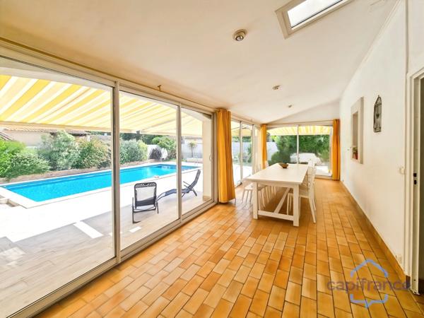 Villa individuelle de 222m² avec 8 pièces + une véranda sur un terrain arboré d’environ 830m² - Piscine