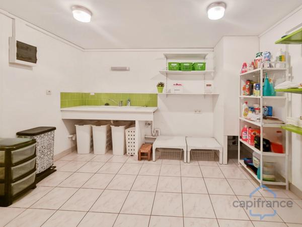 Villa individuelle de 222m² avec 8 pièces + une véranda sur un terrain arboré d’environ 830m² - Piscine