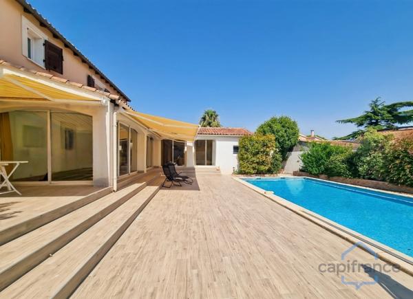 Villa individuelle de 222m² avec 8 pièces + une véranda sur un terrain arboré d’environ 830m² - Piscine